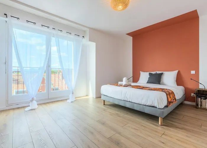 Bright 2-Bedroom Apartment W Balcony And Parking