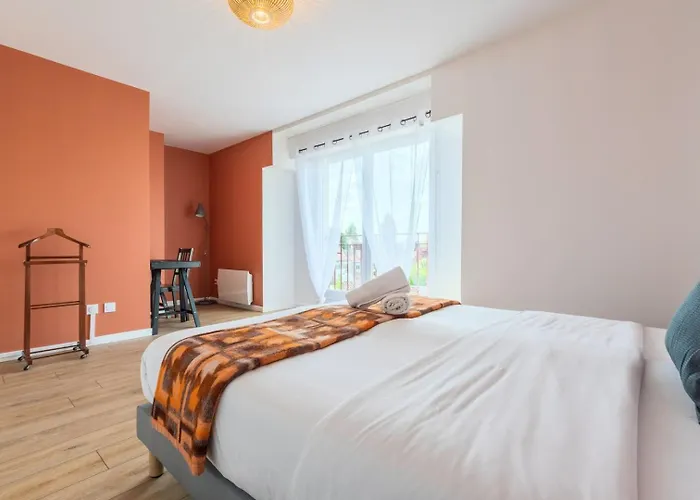 Bright 2-Bedroom Apartment W Balcony And Parking