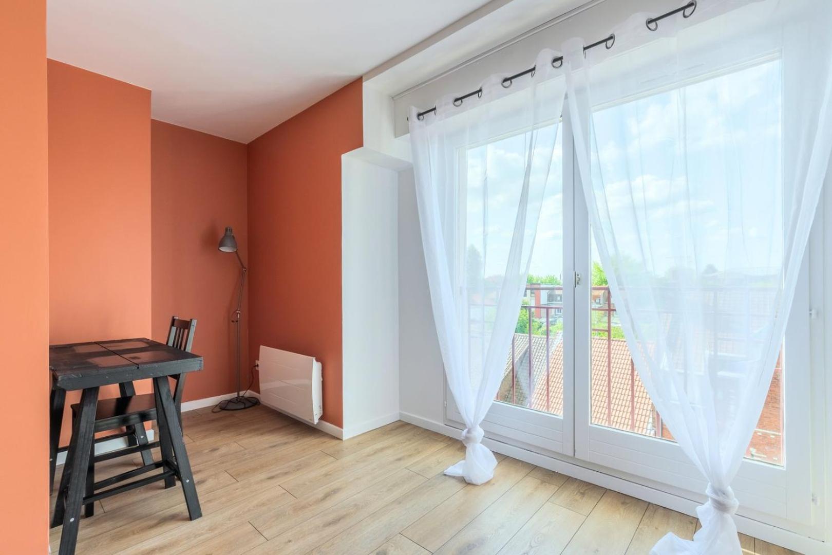 Bright 2-bedroom W Balcony And Parking *