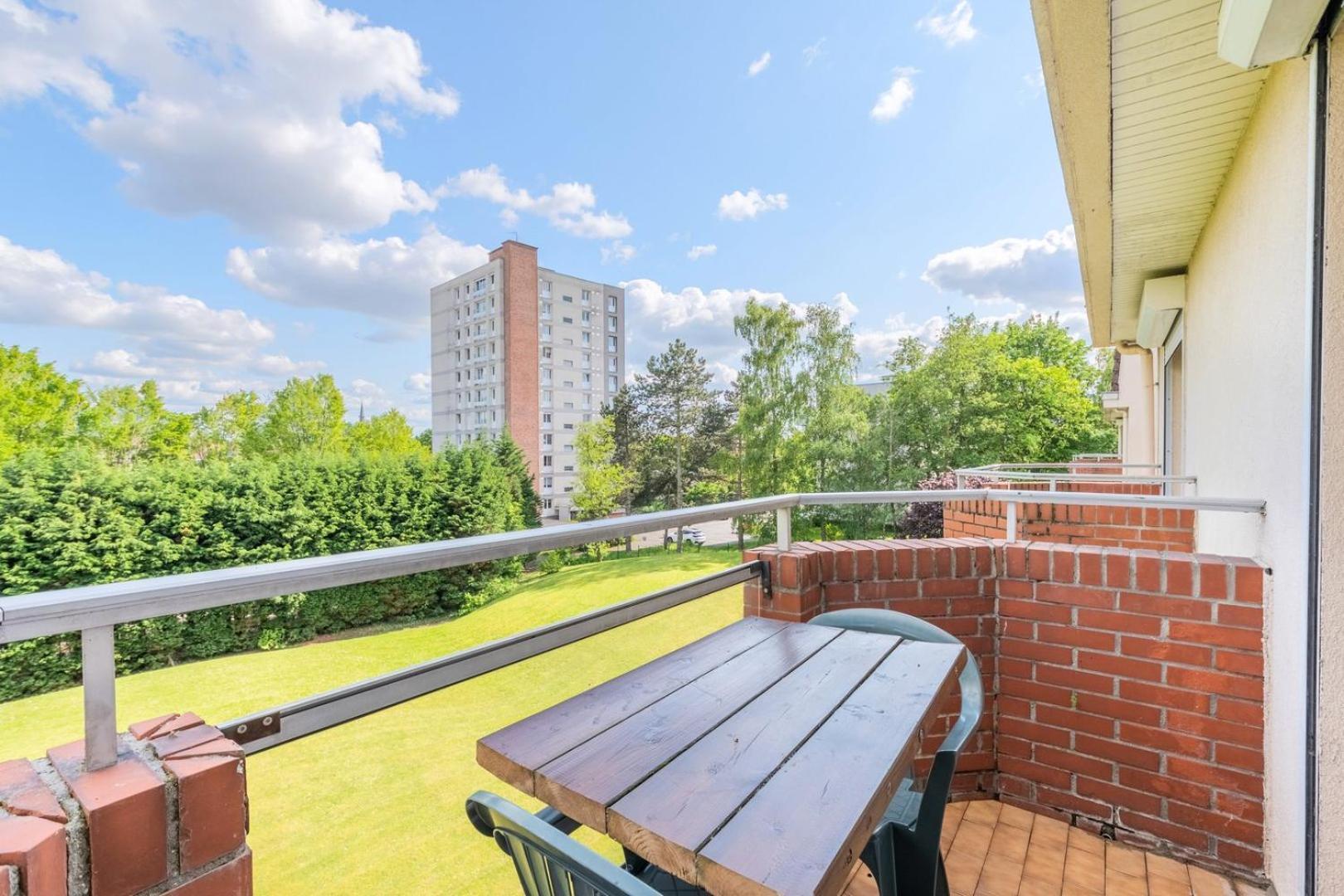 Bright 2-bedroom W Balcony And Parking Apartment *