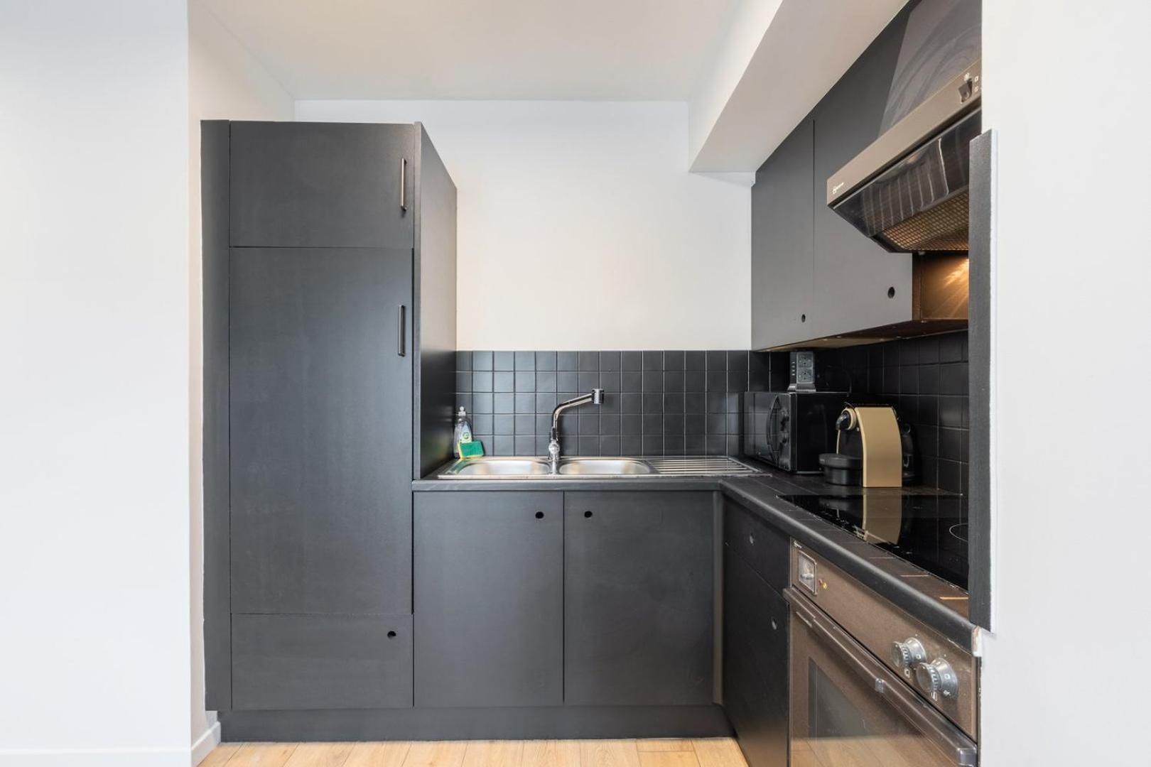 Bright 2-bedroom W Balcony And Parking Apartment