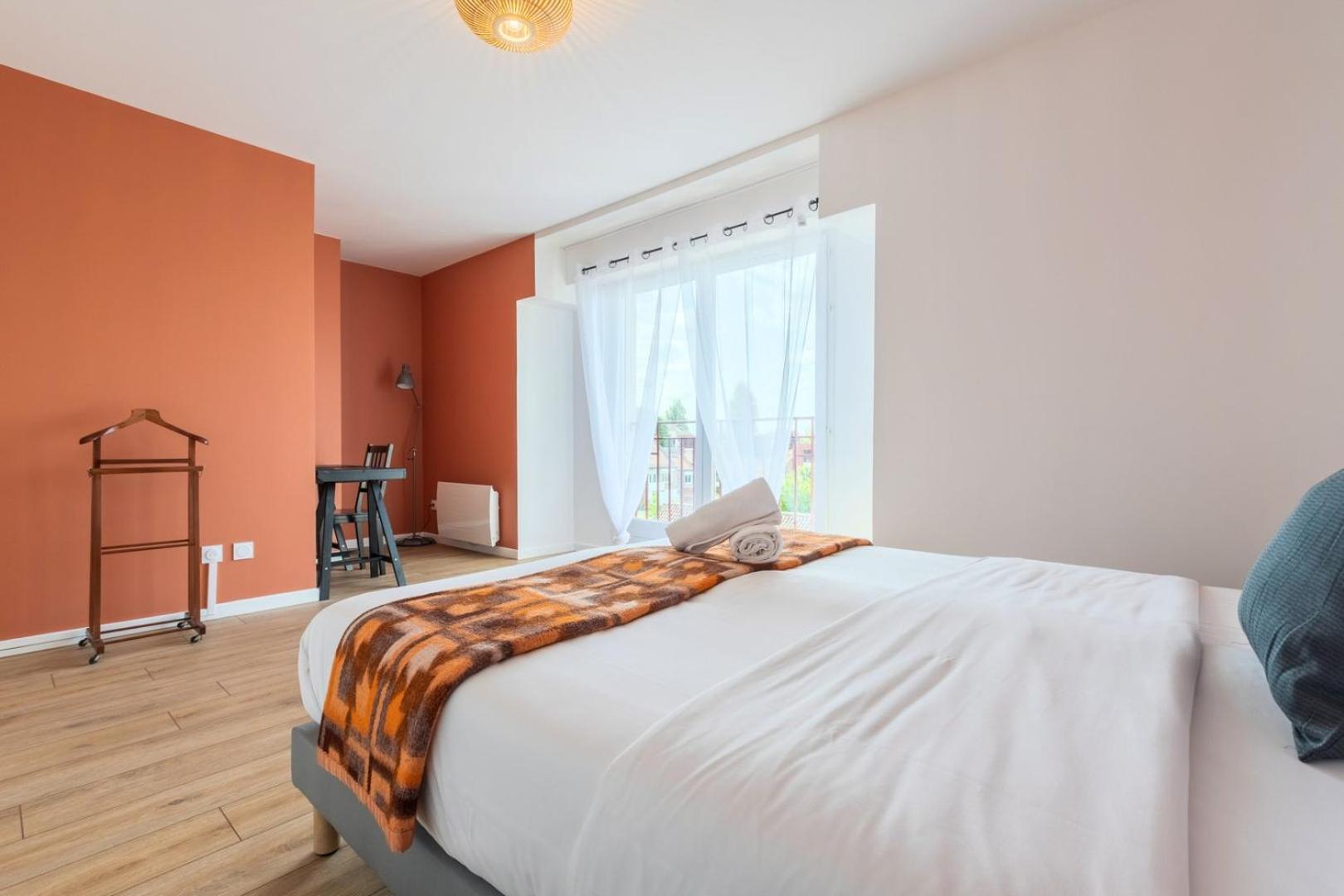 Apartment Bright 2-bedroom W Balcony And Parking *