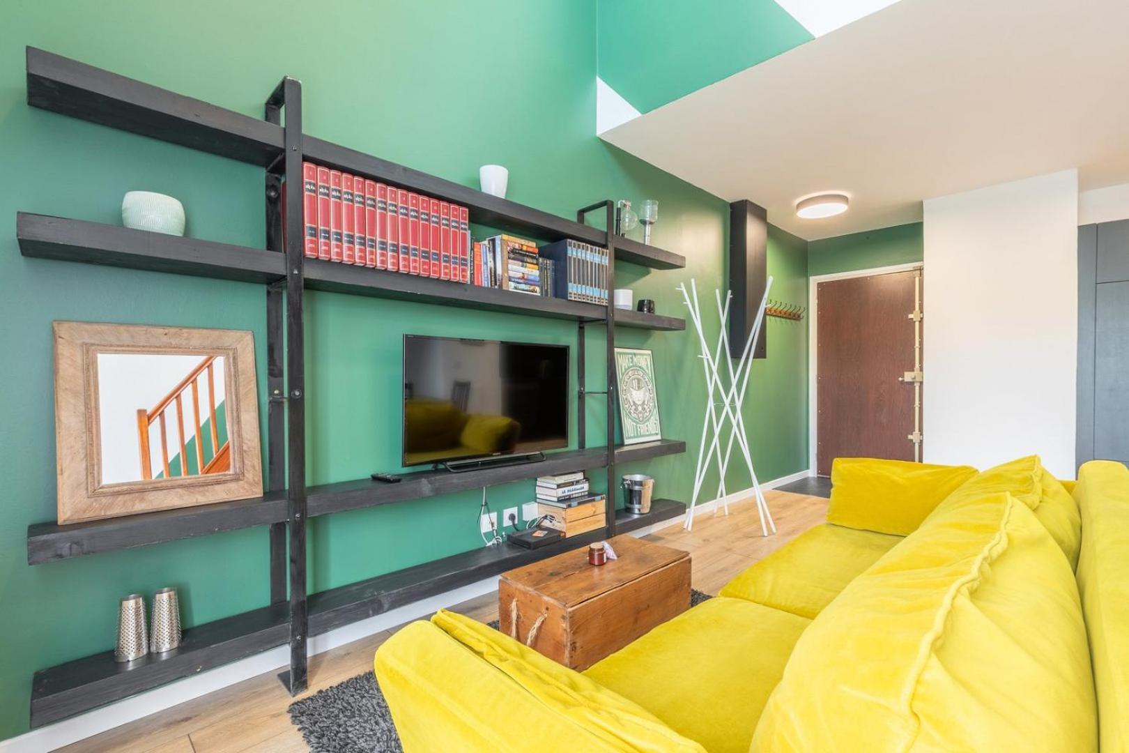 Bright 2-bedroom W Balcony And Parking Apartment
