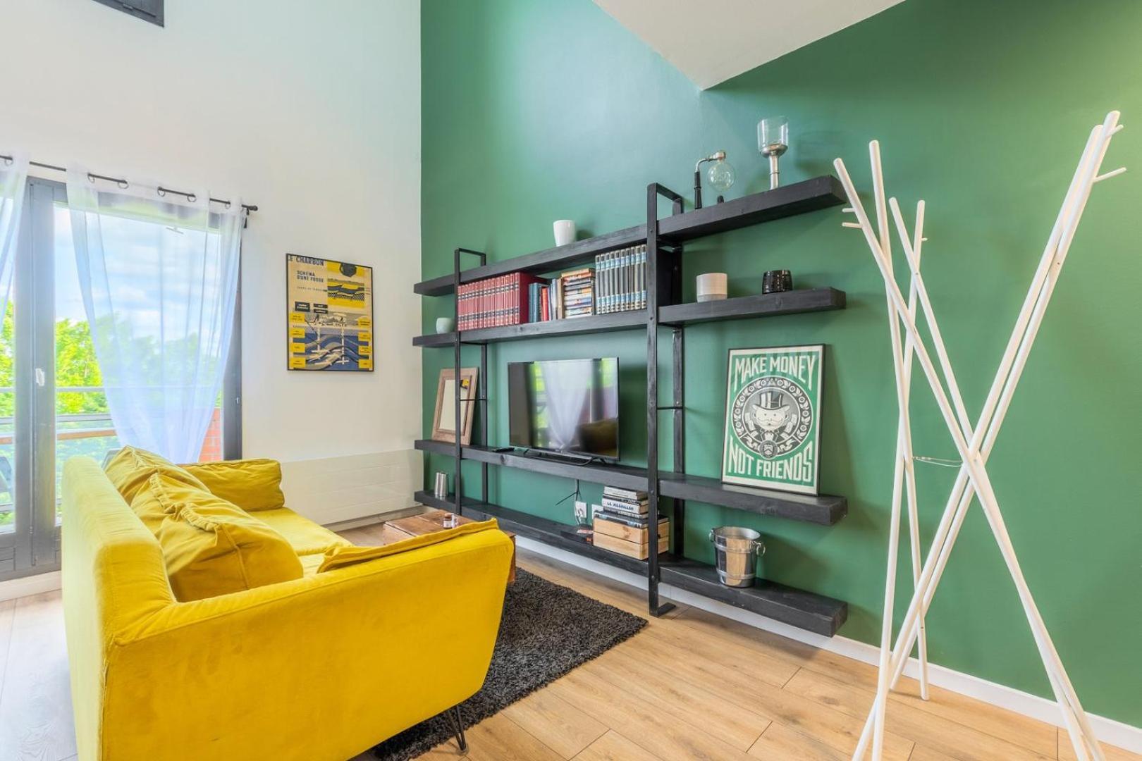 Bright 2-bedroom W Balcony And Parking Apartment *